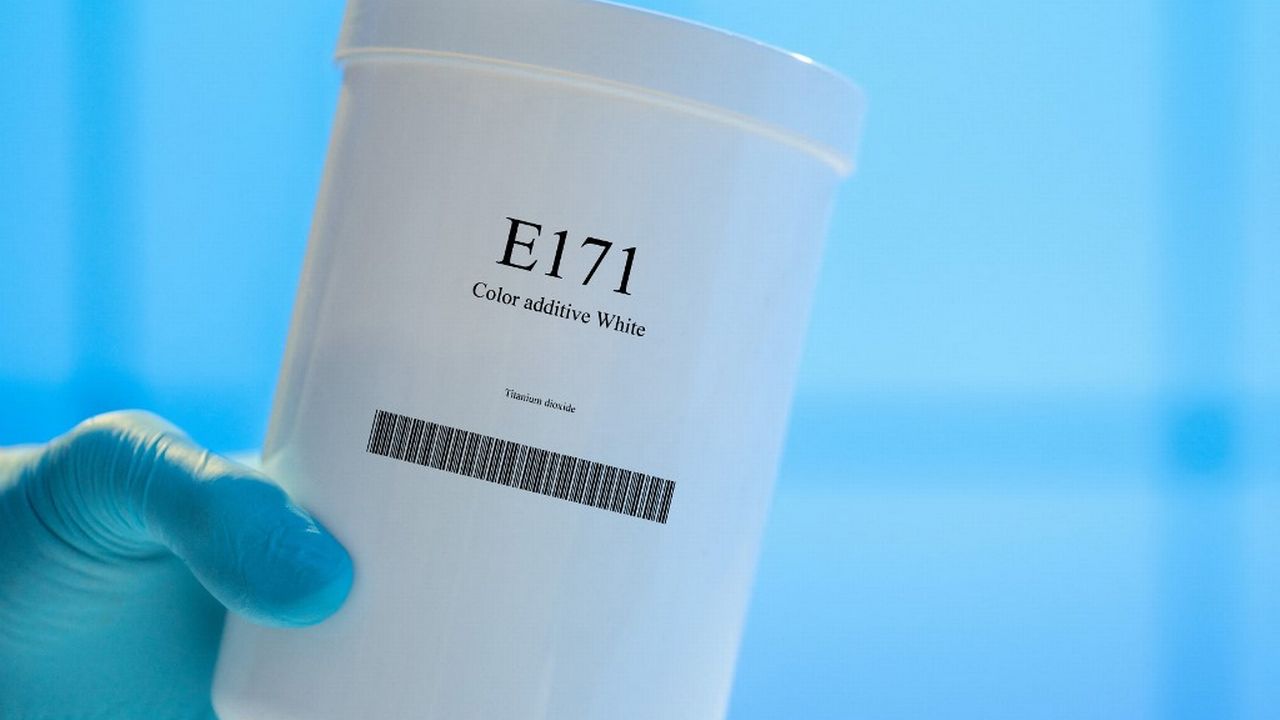 Aussi appelé E171, le dioxyde de titane est une poudre blanche qui était utilisée dans les confiseries et les cosmétiques notamment. [Wladimir Bulgar - afp]
