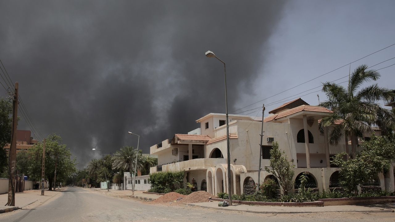 De la fumée s'élève d'un quartier de Khartoum, au Soudan, le samedi 15 avril 2023. [Marwan Ali - AP Photo/ Keystone ]