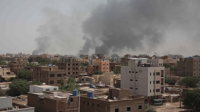 Des nuages de fumée s'échappent du centre de Khartoum, au Soudan, suite aux affrontements militaires. [Marwan Ali - Keystone]