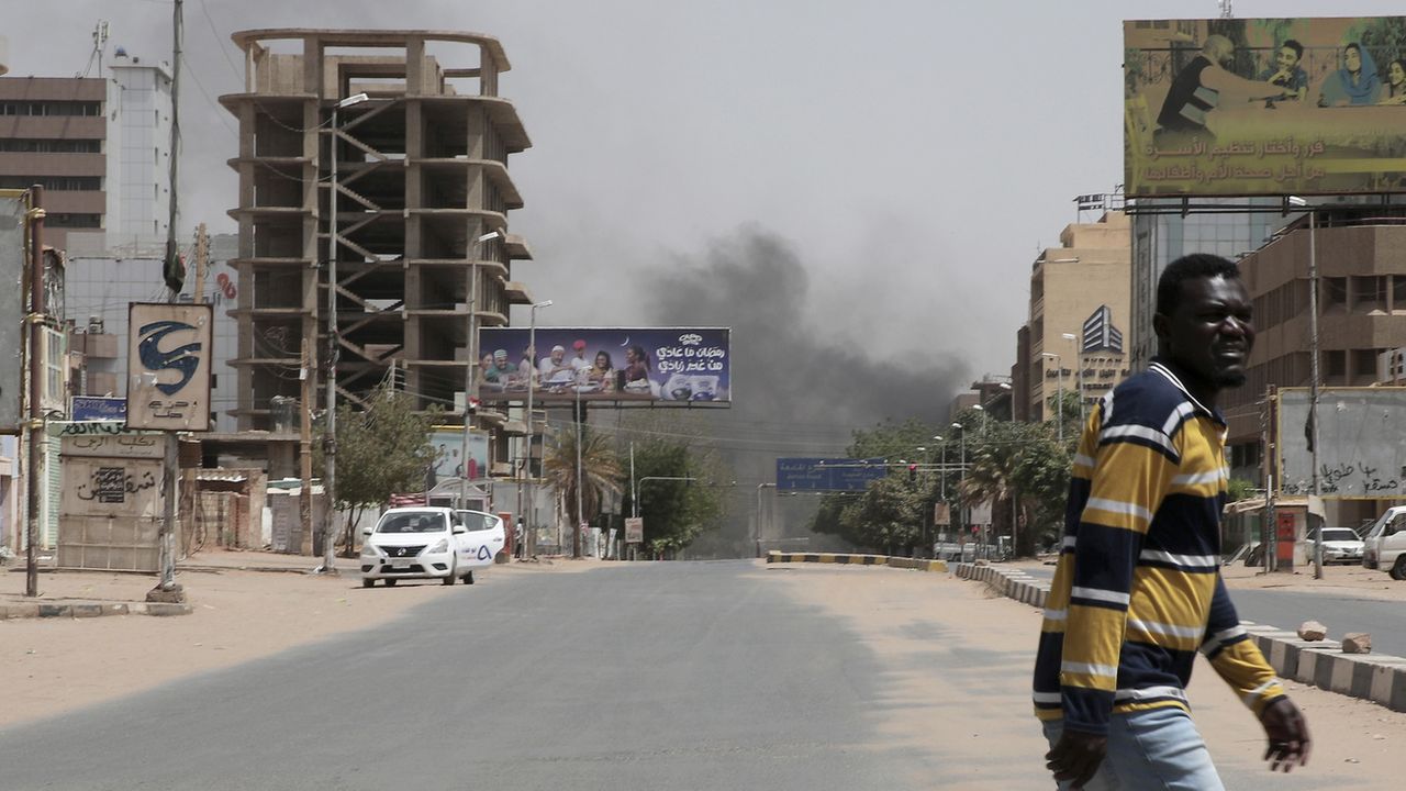 Un quartier incendié de la capitale du Soudan Kartoum, le 15 avril 2023. [Marwan Ali - Keystone/AP Photo]