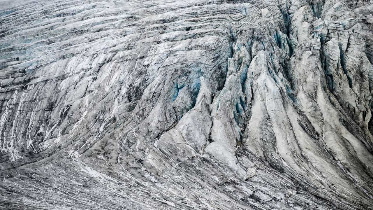 L'année 2023 s'annonce à nouveau mauvaise pour les glaciers suisses. [JEAN-CHRISTOPHE BOTT - KEYSTONE]
