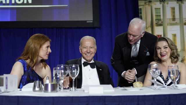 Joe Biden lors du dîner des correspondants avec des représentants des médias américains. [AP Photo/Carolyn Kaster - Keystone]
