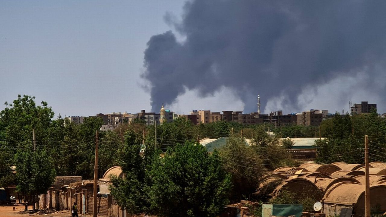 Raids aériens, tirs et explosions ont de nouveau secoué Khartoum lundi.  [AFP]