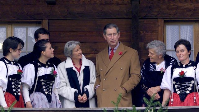 Prince Charles, the prince of Wales, centre, assisted by an unidentified translator, talks to the female members of the Rubin family, all wearing the traditional farmers Sunday dresses, on the balcony of the Rubin farm in Faltschen-Reichenbach in the Berner Oberland, Switzerland, Friday, November 3, 2000. Charles stays on a two day official visit to Switzerland. (KEYSTONE/Alessandro della Valle) === ELECTRONIC IMAGE=== [Alessandro della Valle - KEYSTONE]