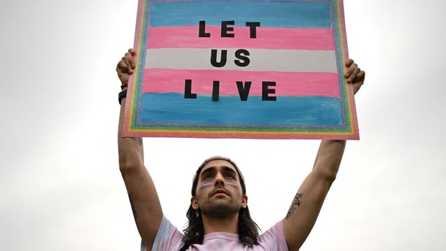 Des défenseurs des droits des personnes LGBTQI+ participent à la Marche pour l'autonomie des personnes queer et transgenres sur la colline du Capitole américain, à Washington DC. [Andrew Caballero-Reynolds - AFP]