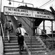 Panneaux dans une gare sud-africaine à l'époque de l'apartheid. L'escalier de gauche est destiné aux non-Européens alors que celui de droite est réservé aux Européens. [Ernest Cole]