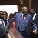 Jacob Zuma (au centre) à la Haute Cour de Pietermaritzburg en Afrique du Sud, le 17 avril 2023. Le procès pour corruption de l'ancien président sud-africain a été reporté une nouvelle fois, ce dernier cherchant à faire révoquer le procureur principal de l'affaire en affirmant qu'il est partial. En 2022, après quatre années d’enquête, la commission "Zondo", mise en place par Jacob Zuma lui-même, avait remis un rapport faisant état d’un système de corruption généralisée sous la présidence de ce dernier. [Kim Ludbrook - Pool via AP/Keystone]