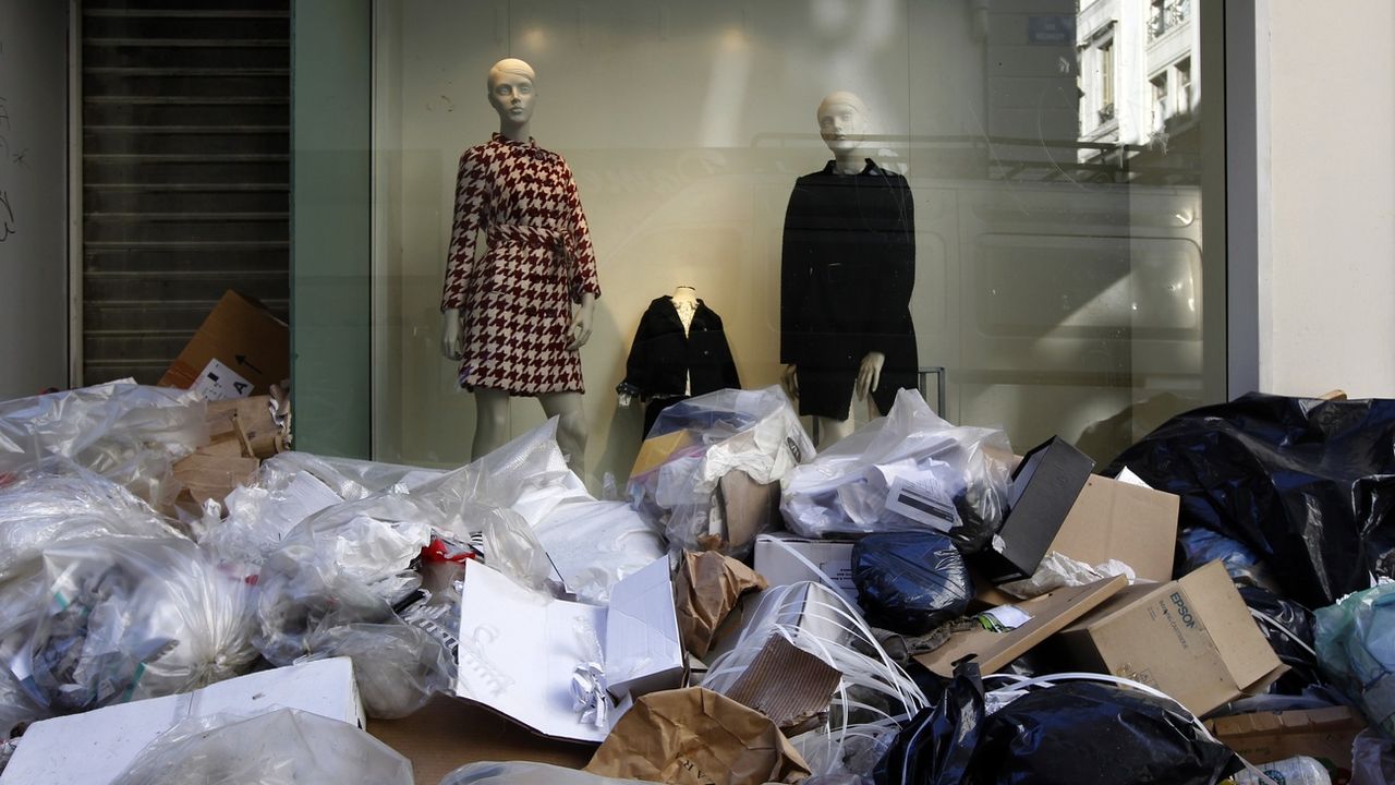  Les consommateurs suisses jettent plus de 100'000 tonnes de vêtements chaque année, dont la moitié seulement est donnée, revendue ou recyclée. L'autre moitié est incinérée. [Laurent Cipriani - Keystone]
