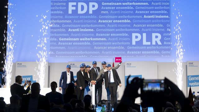 Le conseiller national PLR sortant Philippe Nantermod, à droite de la photo, brigue un troisième mandat (image d'illustration). [Anthony Anex - Keystone]