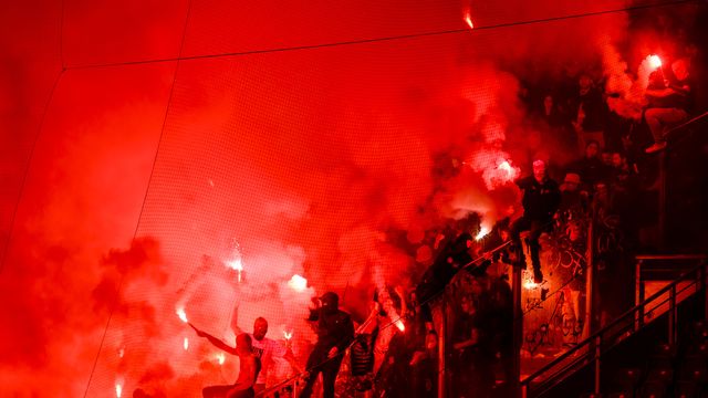 Les supporters valaisans s'en sont pris aux forces de l'ordre genevoises après le match de Super League entre Servette et Sion. [Jean-Christophe Bott - Keystone]