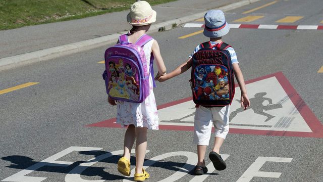 Deux enfants en route pour l'école. [Dominic Favre - Keystone]