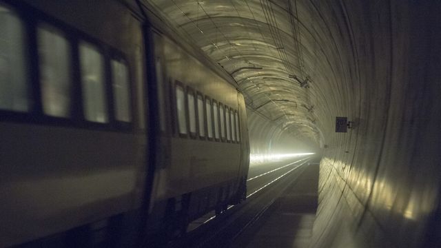 Un train de voyageurs traverse le tunnel du Gothard, près d'Amsteg dans le canton d'Uri.  [Urs Flueeler - Keystone]