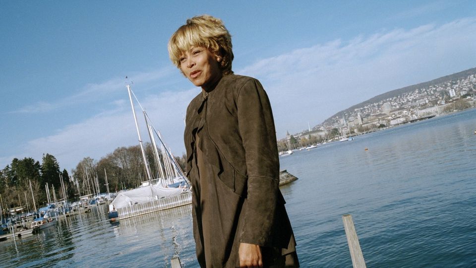 Tina Turner prend la pause au bord du lac de Zurich, en février 1995. [Keystone]