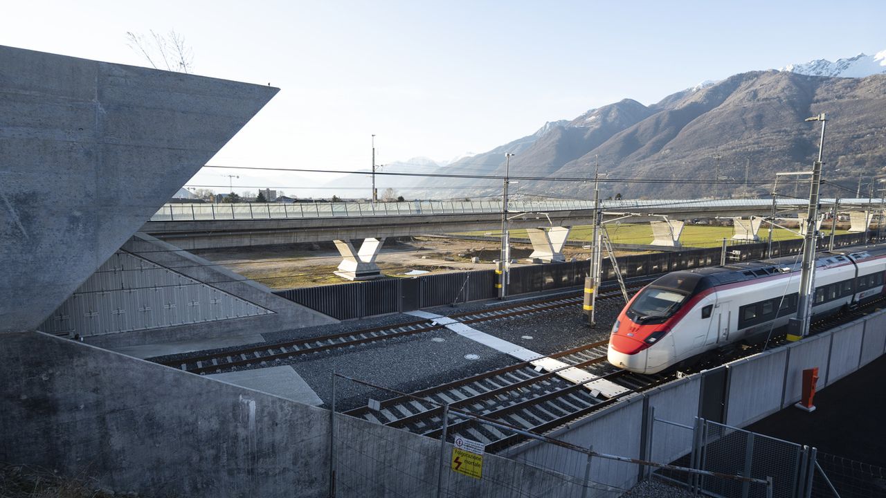 Ouvert à la circulation fin 2020, le tunnel de base du Monte Ceneri a permis de raccourcir le temps de parcours entre Bellinzone et Lugano. [Gaetan Bally - Keystone]
