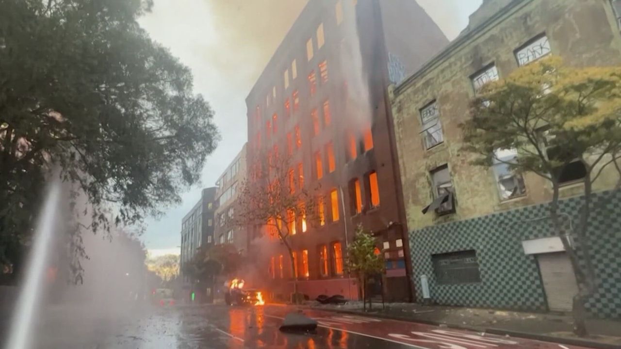 Violent incendie d'un immeuble de sept étages à Sydney [Capture d'écran / Images Fire and Rescue NSW]