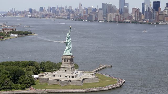 Une vue de New York avec la statue de la liberté. [Seth Wenig - Keystone]