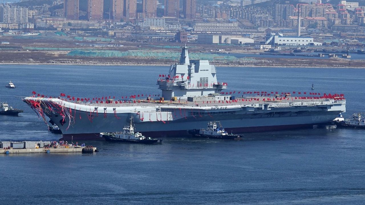 Le porte-avions chinois Shandong lors de sa première sortie en 2017. [STR - AFP]
