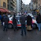 Une voiture de police entourée de personnes du quartier des Pâquis, Genève. [Salvatore Di Nolfi - Keystone]