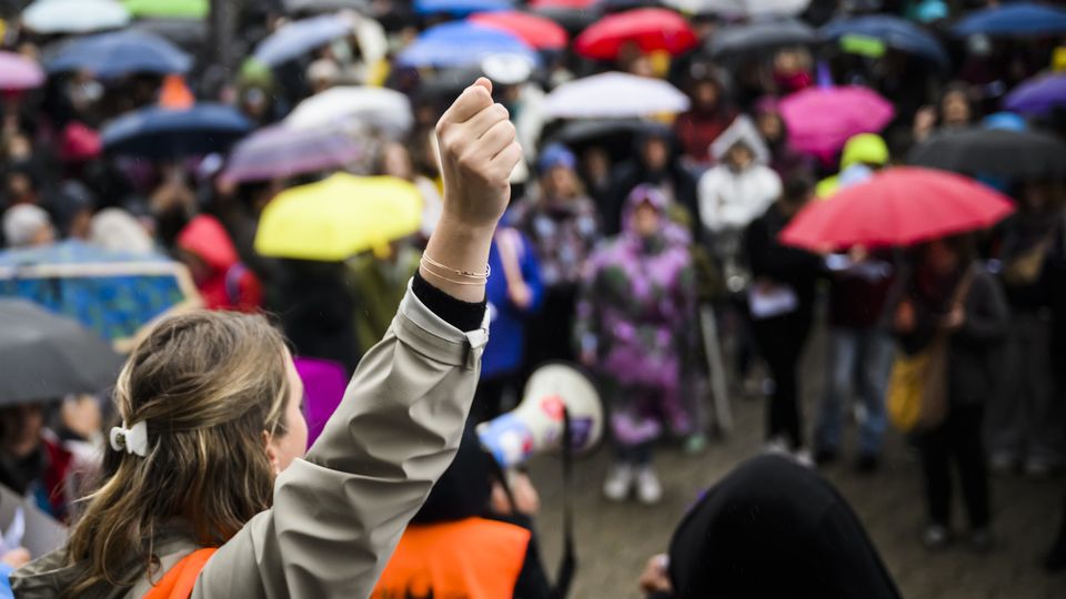 Des femmes manifestent dans la rue lors d'une manifestation contre l'AVS a 65 ans pour les femmes le samedi 1 octobre 2022 à Lausanne [Jean-Christophe Bott - Keystone]