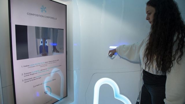 Un prototype de cabine permettant la prise automatique des constantes médicales sans intervention humaine. [Eric Dervaux / Hans Lucas - AFP]