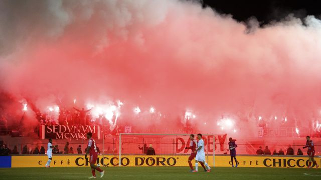 La rencontre entre le FC Sion et le Lausanne-Sport, à Sion, en décembre 2021, avait été interrompue à la suite de fumigènes allumés par les supporters. [Laurent Gilliéron - Keystone]