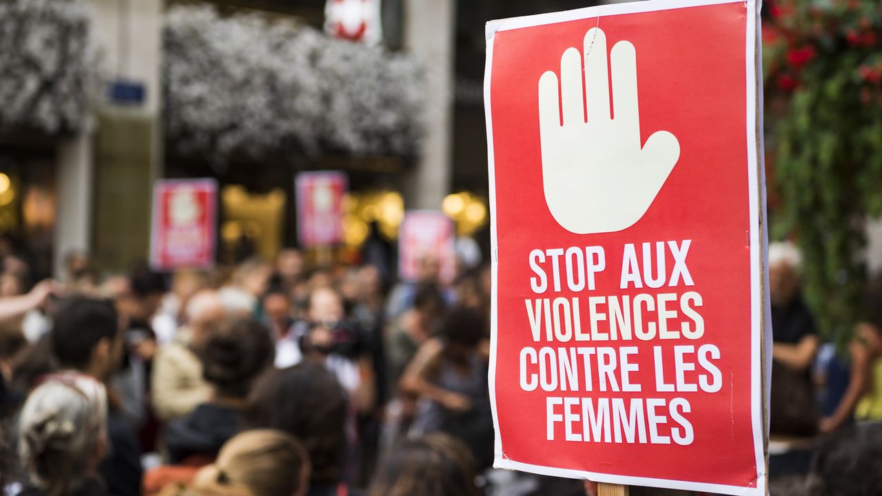 Le Grand Conseil vaudois demande un renforcement des mesures pour protéger les victimes de violences. [Jean-Christophe Bott - Keystone]
