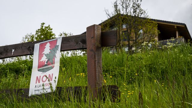 Une affiche contre la fusion des communes de Sion et Veysonnaz. [Jean-Christophe Bott - Keystone]