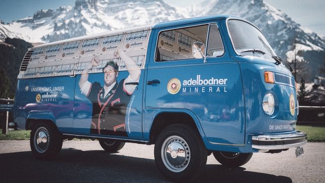 Un bus promotionnel de la société Mineralquellen Adelboden avec Matthias Glarner (BE), roi de la lutte suisse en 2016. [Minarelquellen Adelboden]