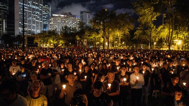 Les cérémonies en souvenir du massacre de la place Tian'anmen sont aujourd'hui prohibées à Hong Kong. [Anthony Wallace - Keystone/AFP]