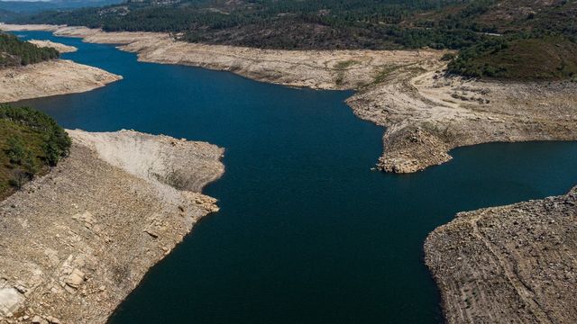 La rivière du Lindoso Dam au Portugal avait déjà subit une grande sécheresse en 2022. [Omar Marques - Anadolu Agency via afp]