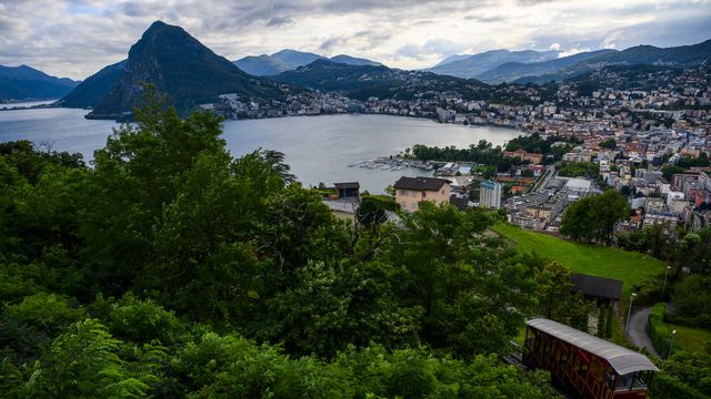 Prolifération gênante d'algues dans le lac de Lugano [Jean-Christophe Bott - KEYSTONE]