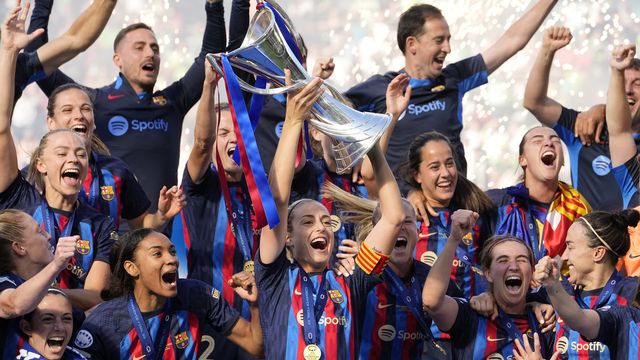 La capitaine de Barcelone Alexia Putellas a soulevé le 2e trophée de l'histoire pour les Catalanes. [Martin Meissner - Keystone]
