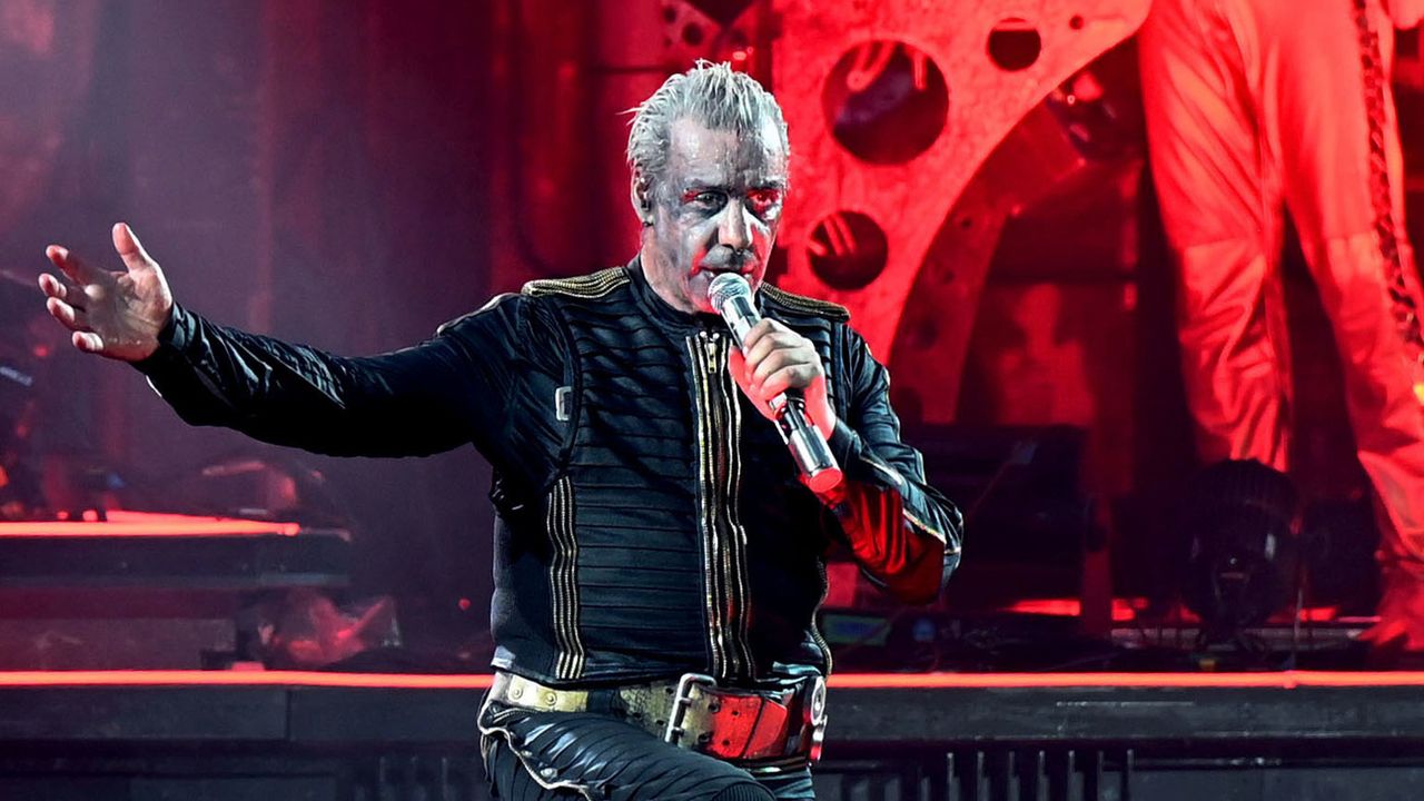 Till Lindemann, chanteur principal de Rammstein, se tient sur scène pendant un concert en Allemagne en 2022. [Malte Krudewig - Keystone/DPA]