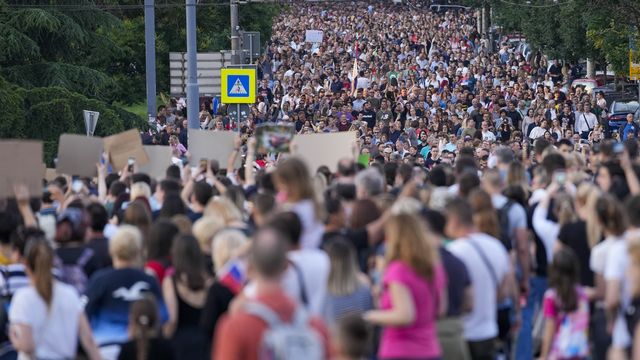 Des dizaines de milliers de manifestants en Serbie contre la violence [Darko Vojinovic - Keystone]