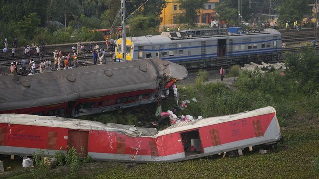 Le ministre indien des Chemins de fer a annoncé que la cause et les responsables de la catastrophe ferroviaire avaient été identifiés. [Rafiq Maqbool - AP Photo - Keystone]