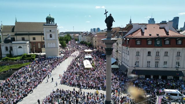 Un demi-million de Polonais défilent contre leur gouvernement à Varsovie. [Kalbar Poland - EPA]
