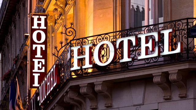 En Suisse, les hôtels ont enregistré 17,4 millions de nuitées entre novembre 2022 et avril 2023 (photo d'illustration). [BrianAJackson - Depositphotos]