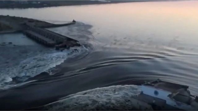 L'eau s'écoule suite à la destruction partielle du barrage de Kakhovka. [Ukrainian Presidential Office - AP/Keystone]