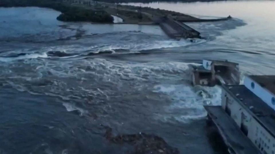 Des images du barrage éventré publiées sur le compte Twitter du président ukrainien Volodymyr Zelensky. [Twitter / @zelenskyyua - AFP]