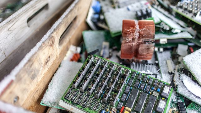 Près de 90'000 tonnes de déchets électroniques collectés en Suisse [GAETAN BALLY - KEYSTONE]