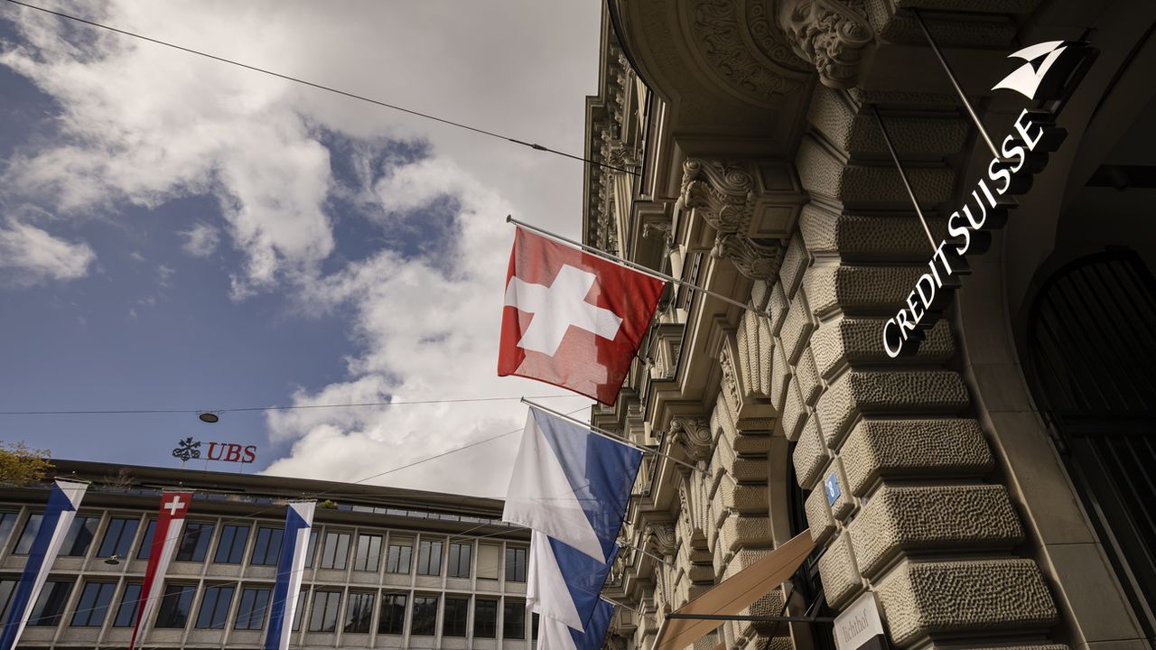 Les logos des banques suisses Credit Suisse et UBS sur la Paradeplatz à Zurich, le lundi 17 avril 2023.  [Michael Buholzer - Keystone]