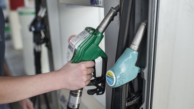 Le prix de l'essence pourrait-il baisser pour les vacances? [Christian Beutler - Keystone]