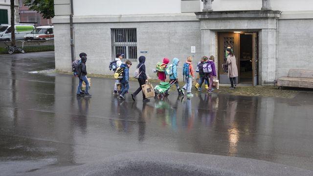 Des enfants arrivent à pied à l'école. [Alessandro della Valle - Keystone]