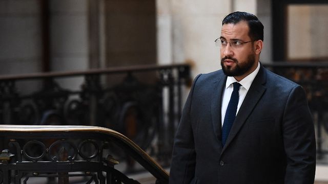 Alexandre Benalla à son arrivée au Palais de Justice de Paris pour l'ouverture de son procès dans l'affaire du 1er mai 2018. [Christophe Archambault - afp]