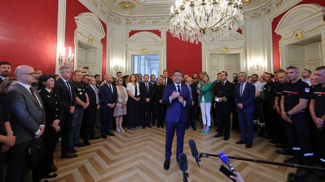 Emmanuel Macron prononce un discours lors de sa rencontre avec les forces de secours à Annecy, au lendemain de l'attaque au couteau. [Denis Balibouse / AP - Keystone]