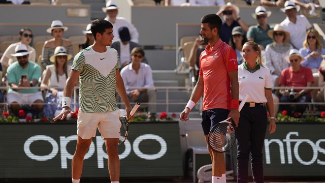 Novak Djokovic vient s'enquérir de l'état de santé de Carlos Alcaraz. [Thibault Camus - Keystone]
