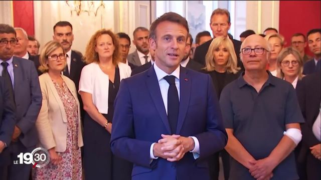 Le président français Emmanuel Macron a rencontré les victimes et les secouristes témoins de l’attaque au couteau à Annecy [RTS]