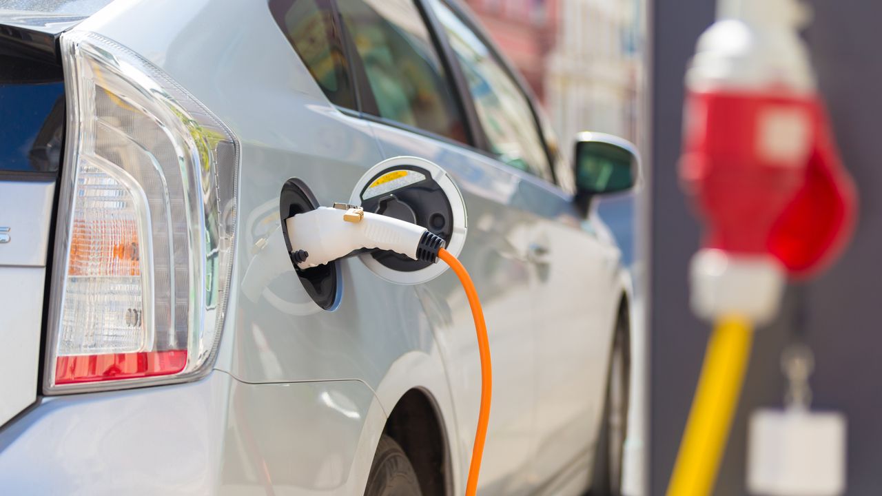 Les prix du kilowattheure peuvent varier du simple au double lorsqu'on  charge sa voiture sur l'A1 -  - Economie