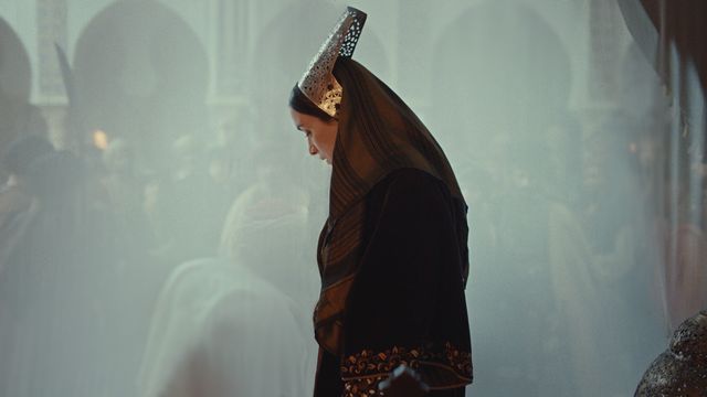 L'actrice Adila Bendimerad dans le film "La dernière reine" de Damien Ounouri. [Jour2fête]