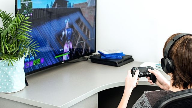 Un petit garçon équipé d'un casque joue aux jeux vidéo. [Irina Zharkova - Depositphotos]